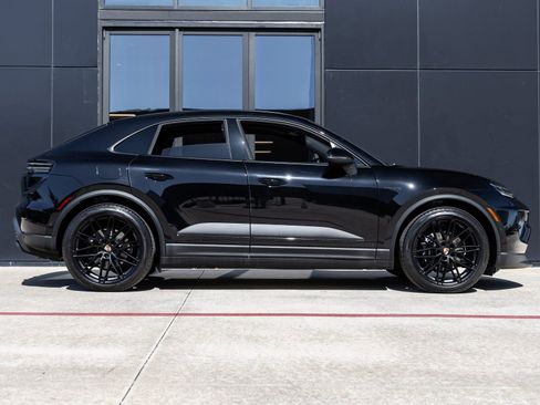 Certified 2025 Porsche Macan Electric image 12