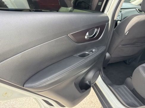 Used 2016 Nissan Rogue SV FWD image 23