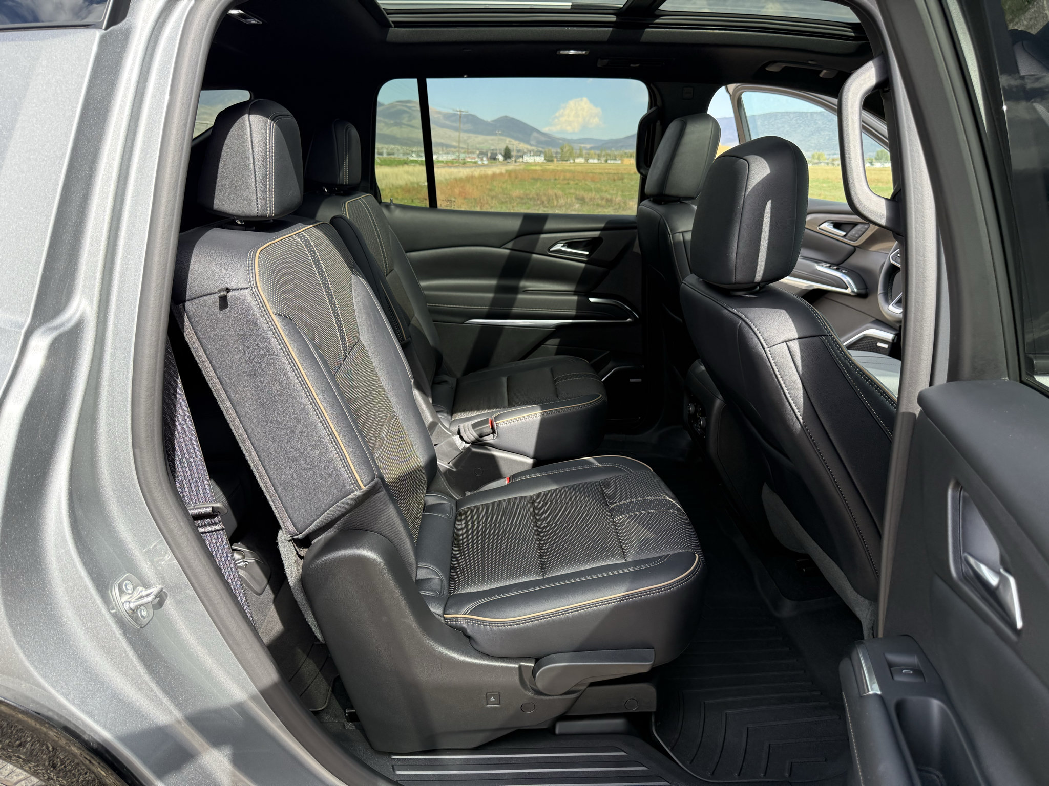 Used 2025 Chevrolet Traverse High Country AWD/4WD image 36