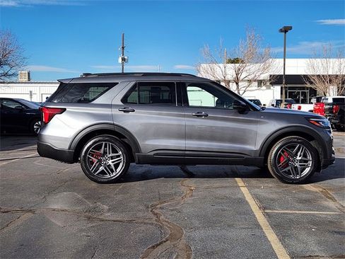 Used 2025 Ford Explorer ST-Line w/ ST-Line Street Pack image 3