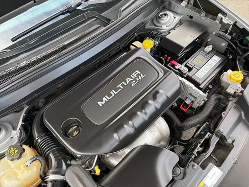 Used 2016 Jeep Cherokee Sport image 14