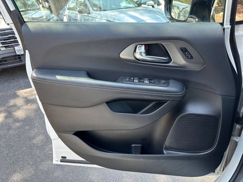 Used 2025 Chrysler Pacifica Select FWD image 18
