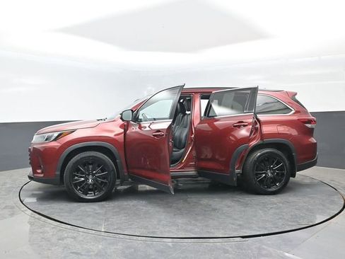 Used 2019 Toyota Highlander SE image 30