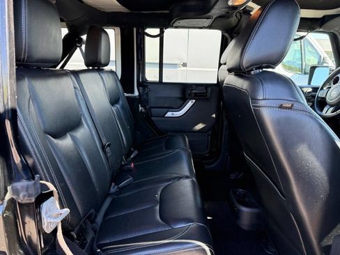 Used 2016 Jeep Wrangler Unlimited Sahara w/ Connectivity Group AWD/4WD image 7