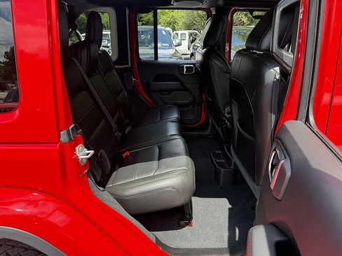 Used 2022 Jeep Wrangler Unlimited Sahara AWD/4WD image 15