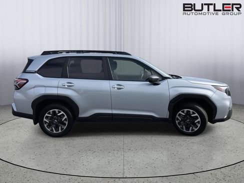 Used 2025 Subaru Forester Premium image 6