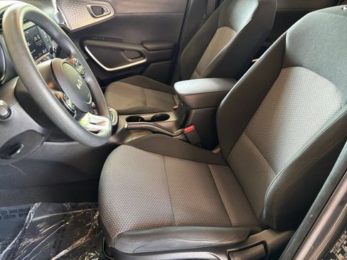 Used 2025 Kia Soul LX w/ LX Technology Package FWD image 24