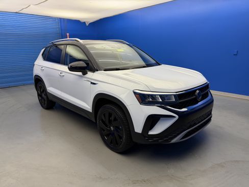 Certified 2024 Volkswagen Taos SE AWD/4WD image 2