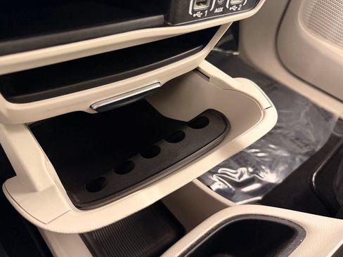 Used 2023 Chrysler Pacifica Touring-L FWD image 39