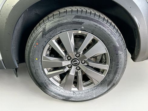 Used 2025 Nissan Pathfinder SV image 11