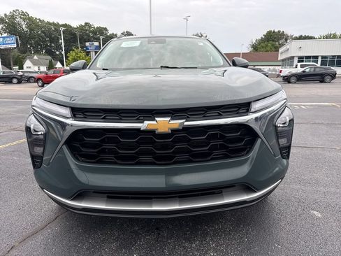 Used 2025 Chevrolet Trax LT FWD image 3