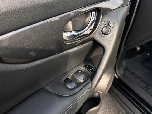 Used 2018 Nissan Rogue SV FWD image 11