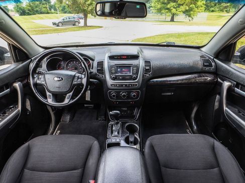 Used 2015 Kia Sorento LX FWD image 2