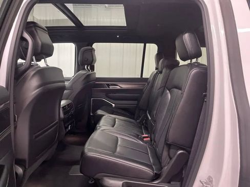 Used 2024 Jeep Wagoneer Series II AWD/4WD image 18