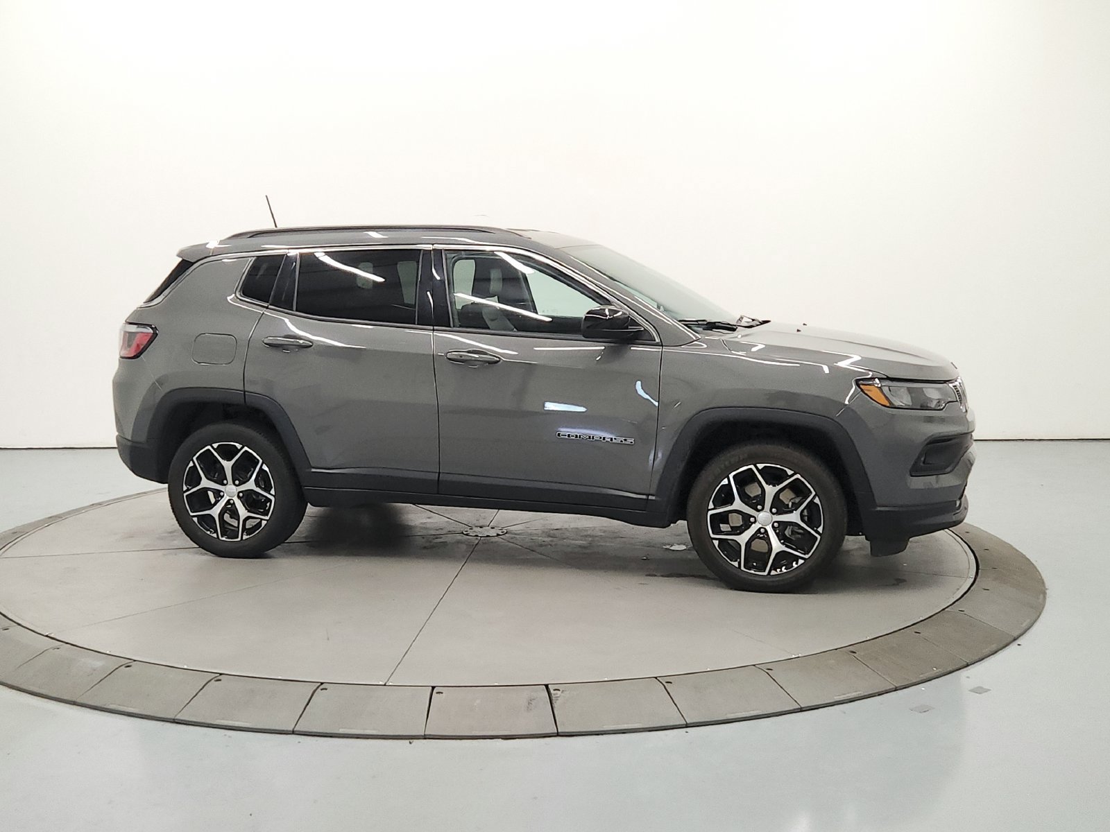 Used 2024 Jeep Compass Latitude AWD/4WD image 9