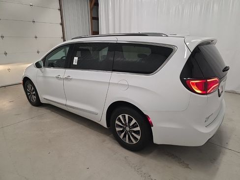 Used 2020 Chrysler Pacifica Touring-L Plus FWD image 3