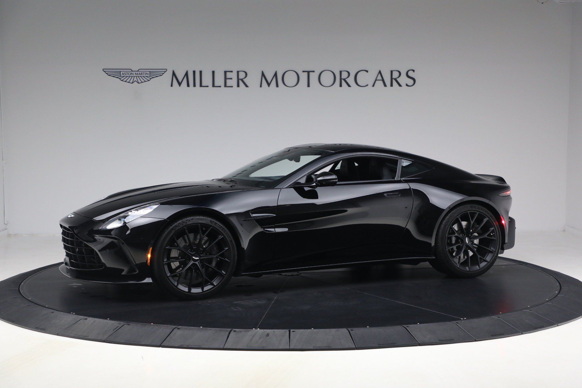 Used 2025 Aston Martin V8 Vantage Coupe RWD image 2