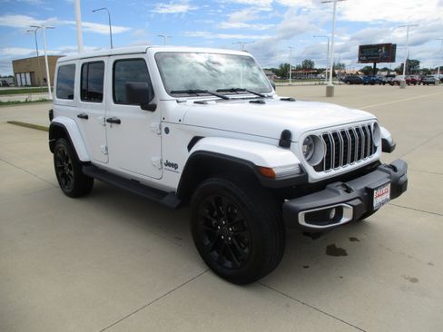 Used 2025 Jeep Wrangler Unlimited Sahara AWD/4WD image 8