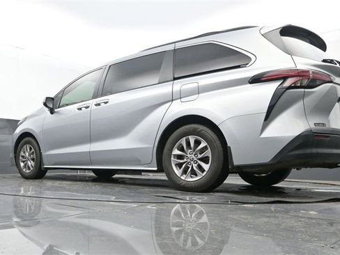 Used 2022 Toyota Sienna LE image 10
