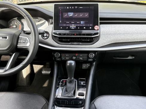 Used 2024 Jeep Compass Latitude AWD/4WD image 9