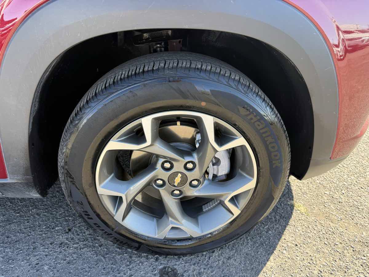 Used 2025 Chevrolet Trax LT w/ LT Convenience Package FWD image 7