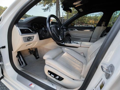 Used 2018 BMW 750i image 16