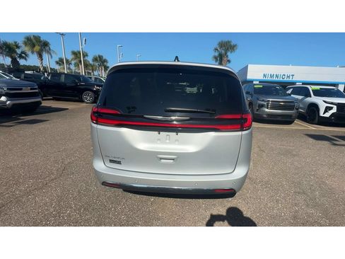 Used 2024 Chrysler Pacifica Touring-L FWD image 3