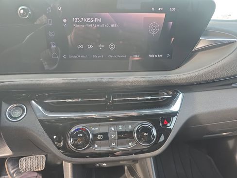 Used 2025 Buick Envista Sport Touring w/ Convenience I Package FWD image 5