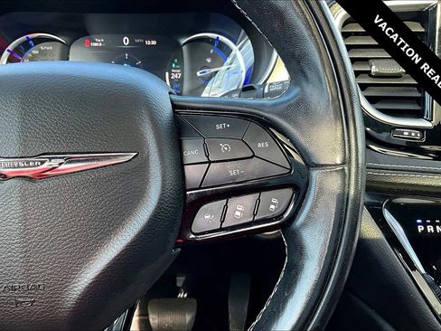 Used 2022 Chrysler Pacifica Limited w/ Uconnect Theater Family Group image 11