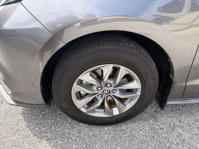 Used 2024 Toyota Sienna XLE w/ XLE Plus Package FWD image 4