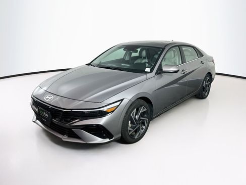 Used 2025 Hyundai Elantra Limited FWD image 3