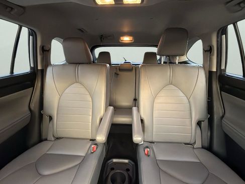 Used 2021 Toyota Highlander XLE image 24