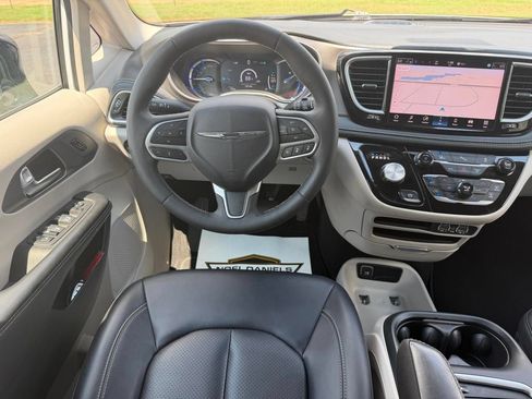 Used 2024 Chrysler Pacifica Limited FWD image 14