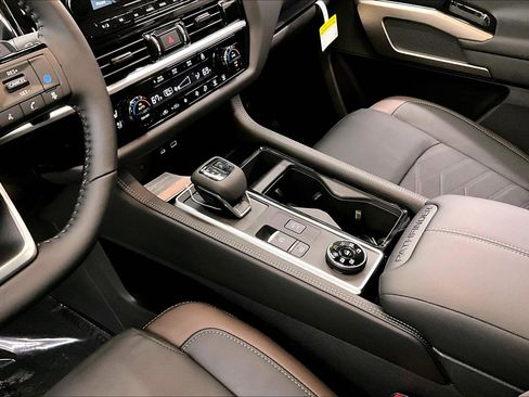 New 2025 Nissan Pathfinder Platinum w/ Lighting Package (N93) AWD/4WD image 9
