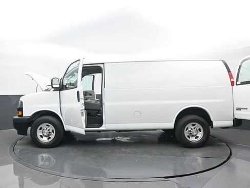 Used 2020 Chevrolet Express 2500 w/ Driver Convenience Package RWD image 31