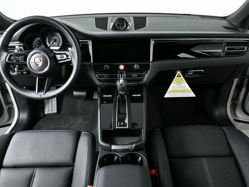 Certified 2025 Porsche Macan image 17