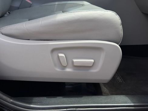 Used 2015 Toyota Highlander Limited FWD image 26