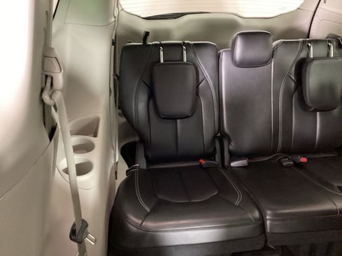 Used 2023 Chrysler Pacifica Touring-L image 11