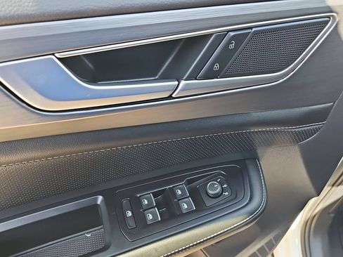 Used 2025 Volkswagen Atlas Cross Sport SE FWD image 13