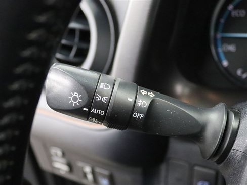 Used 2017 Toyota RAV4 SE image 30