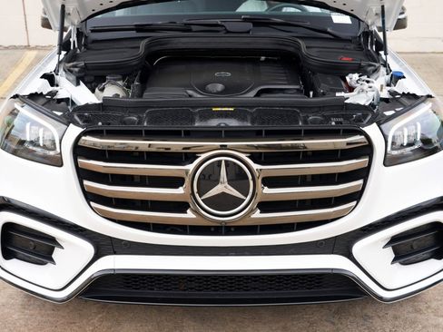 Used 2024 Mercedes-Benz GLS 450 4MATIC image 8