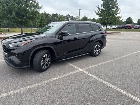 Used 2022 Toyota Highlander XLE FWD image 3