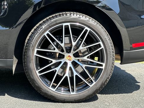 Certified 2025 Porsche Macan AWD/4WD image 30