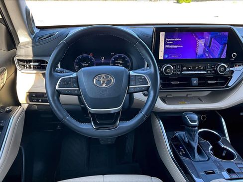 Used 2023 Toyota Highlander Limited image 6
