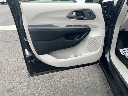 Used 2020 Chrysler Pacifica Touring-L image 29