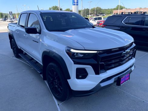 Used 2024 Chevrolet Colorado Z71 w/ LPO, Dark Essentials Package AWD/4WD image 4