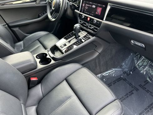 Used 2025 Porsche Macan image 17