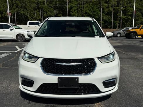 Used 2023 Chrysler Pacifica Touring-L FWD image 5