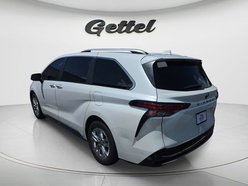 Used 2023 Toyota Sienna Limited FWD image 4