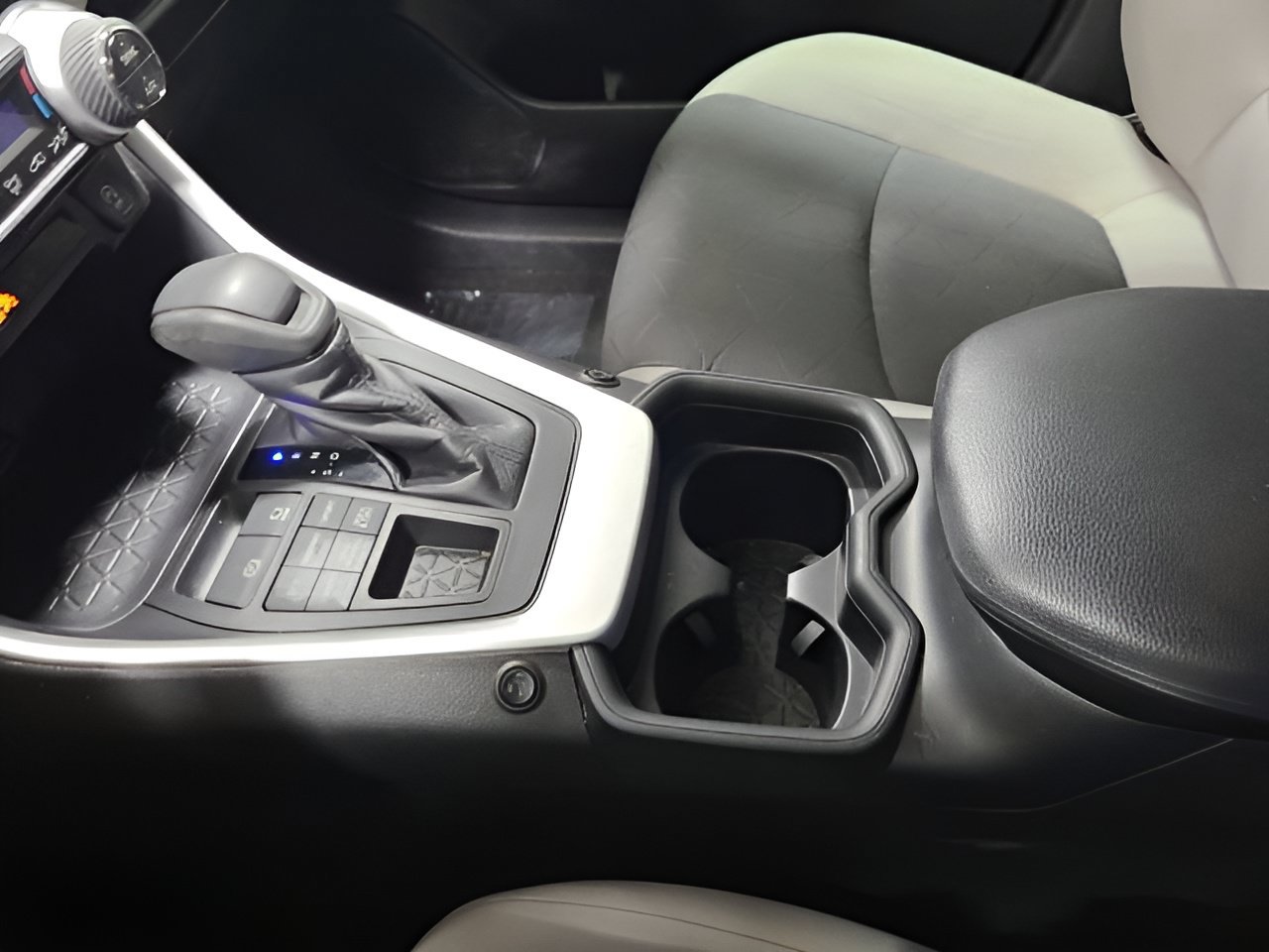 Used 2020 Toyota RAV4 XLE AWD/4WD image 30